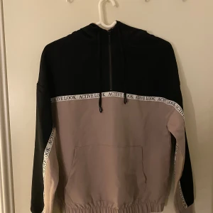 Svart och beige hoodie från Amisu - Säljer en hoodie från Amisu (köpt på New yorker)!Jag har använt den fåtal gånger i träningssammanhang, men den fungerar även perfekt till vardags! Det finns även en dragkedja upptill🤗