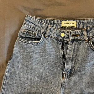Grå jeans från Dilvin Blue - Säljer ett par snygga grå jeans från Dilvin Blue. De har en klassisk femficksdesign och en fransig nederkant som ger en cool, avslappnad look. Perfekta för både vardag och fest! 🖤köpa från Chiquelle. Raka/ något utsvängda i medellen. Relativt höga i midjan.