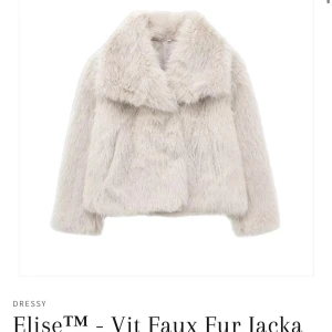 Vit Faux Fur Jacka från Dressy - Säljer en supermjuk och fluffig vit faux fur jacka från Dressy som är helt ny med prislapp kvar då jag endast testade den men säljer pågrund av att frakten tillbaka blev väldigt dyr!!🥰