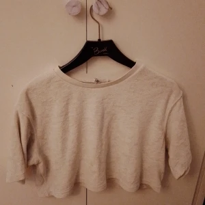 Magtröja Från H&M - Vit magtröja från H&M Divided i storlek s.   Katt finns I hemmet