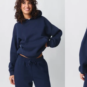 Ginatricot mjukisset - Säljer detta superfina set från ginatricot med både byxa och hoodie! Storlek S i båda och helt oanvänt💗Nypris är ca 700kr för båda delarna! 