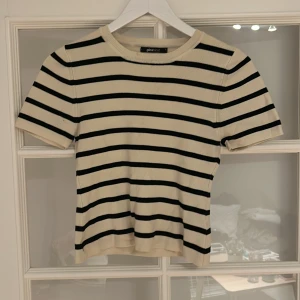 Randig tight t-shirt - En tight t-shirt köpt från Gina tricot, storlek L men är som en M, aldrig använd, säljer för 100kr 