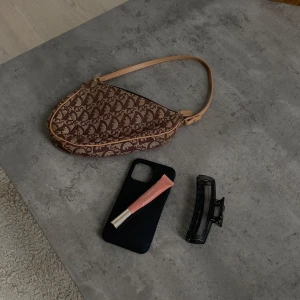 Mobilskal - Mobilskal med läppglanshållare 💄 iPhone 13/14/15 pro max 