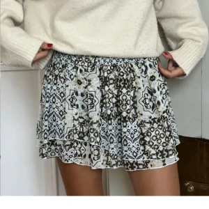 Mönstrad volangkjol - Superfin mönstrad volangkjol! Köpt här på plick men kommer inte till användning. (Bilderna är inte mina) Kom privat för mer bilder eller frågor!💗