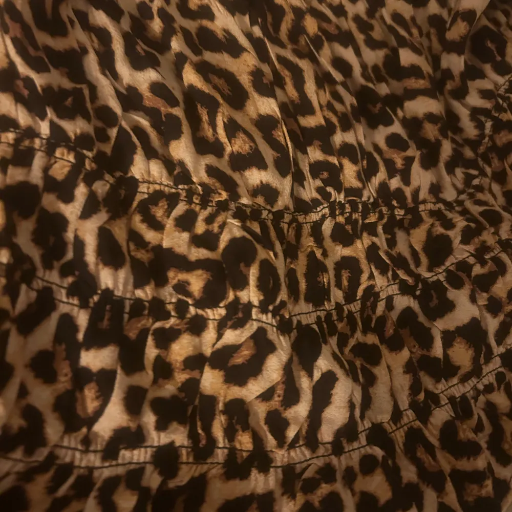 Säljer en superfin leopardmönstrad topp från H&M i storlek M. Toppen har långa ärmar och en leopard design som ger en snygg passform. Perfekt för en utekväll eller fest! 🐆✨. Yläosat.