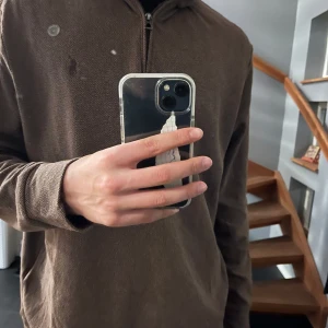 Brun halfzip från Polo Ralph Lauren - Säljer en snygg brun halfzip från Polo Ralph Lauren i storlek L som är helt ny!!! Den har en dragkedja framtill som är halfzip och är långärmad. Materialet känns som en blandning av bomull och syntet, perfekt för höst,vår och vinter. Den har en diskret brun logga på bröstet. Perfekt för en stilren look! Tröjan säljs eftersom den är köpt i fel storlek. HELT NY, köpt i USA ordpris runt 2100kr. Pris kan DISKUTERAS!!!