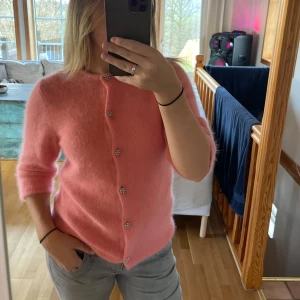By malene Birger kofta - Jätteskön tröja i korall/rosa färg. Söta knappar. Orginalpris : 2700kr