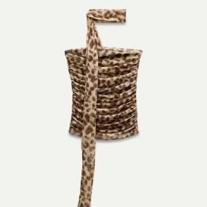 HELT NY leopardmönstrad topp från Zara - Snygg leopardmönstrad tubtopp med knytband runt halsen. Perfekt för en utekväll eller fest! Toppen har en tight passform och är tillverkad i ett mjukt, stretchigt material som sitter bekvämt hela kvällen. Helt oanvänd med lappen kvar!!