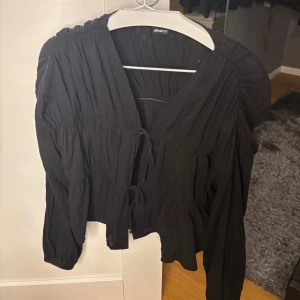 Svart topp - Snygg svart topp från Gina använd en gång