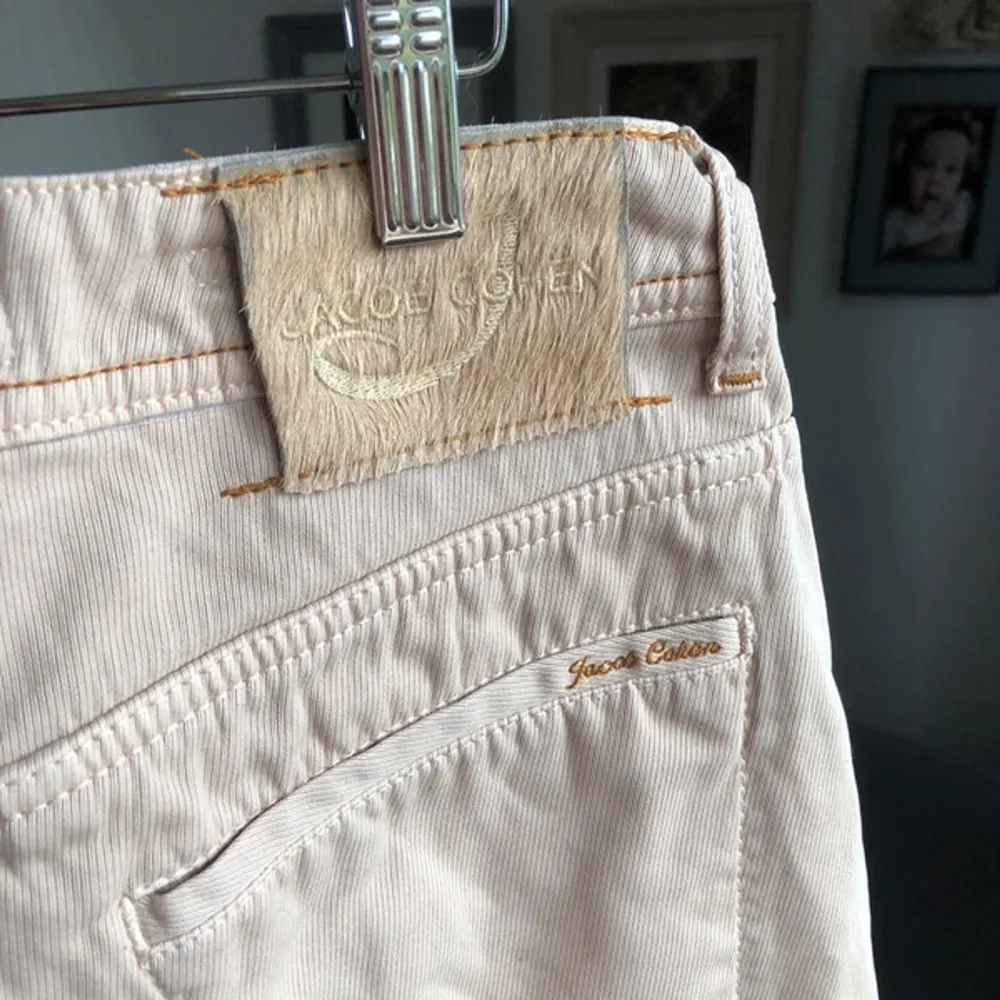 Byxor storlek 34, mycket (!) bra skick. Färgen är varm beige, 100% bomull. Längd 98, midja 44, höfter 54 cm. Jeans & Byxor.