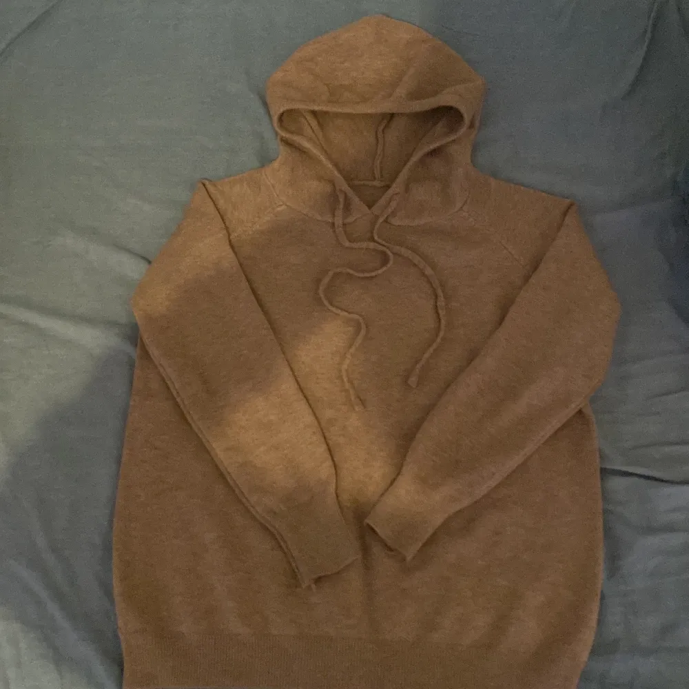 Hej! säljer min merino ull hoodie köpte den nyligen men den va för liten och aldrig använt den heller.. Hoodies.