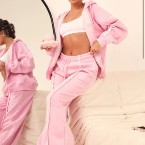 ROSA PLT SET - köpta för 500kr säljer för 400kr använda 2 gånger Säljer dom då dom inte kommer till användning  Det finns några fläckar på botten av byxorna då dom släpats på marken men går nog att tvätta bort 