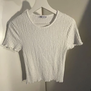 Zara t-shirt - T-shirt från Zara i storlek S❣️