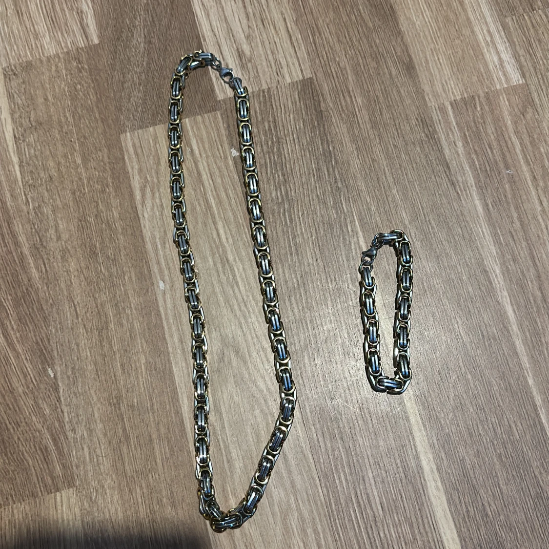 Set med halsband och armband i metall