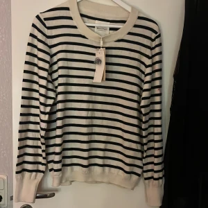 Randig tröja från Part Two - Säljer en superfin randig tröja från Part Two i vit och svart. Den är aldrig använd och prislappen är kvar. Tröjan har långa ärmar och en bekväm passform, jätte mjuk och gosig. Köpt för 850kr