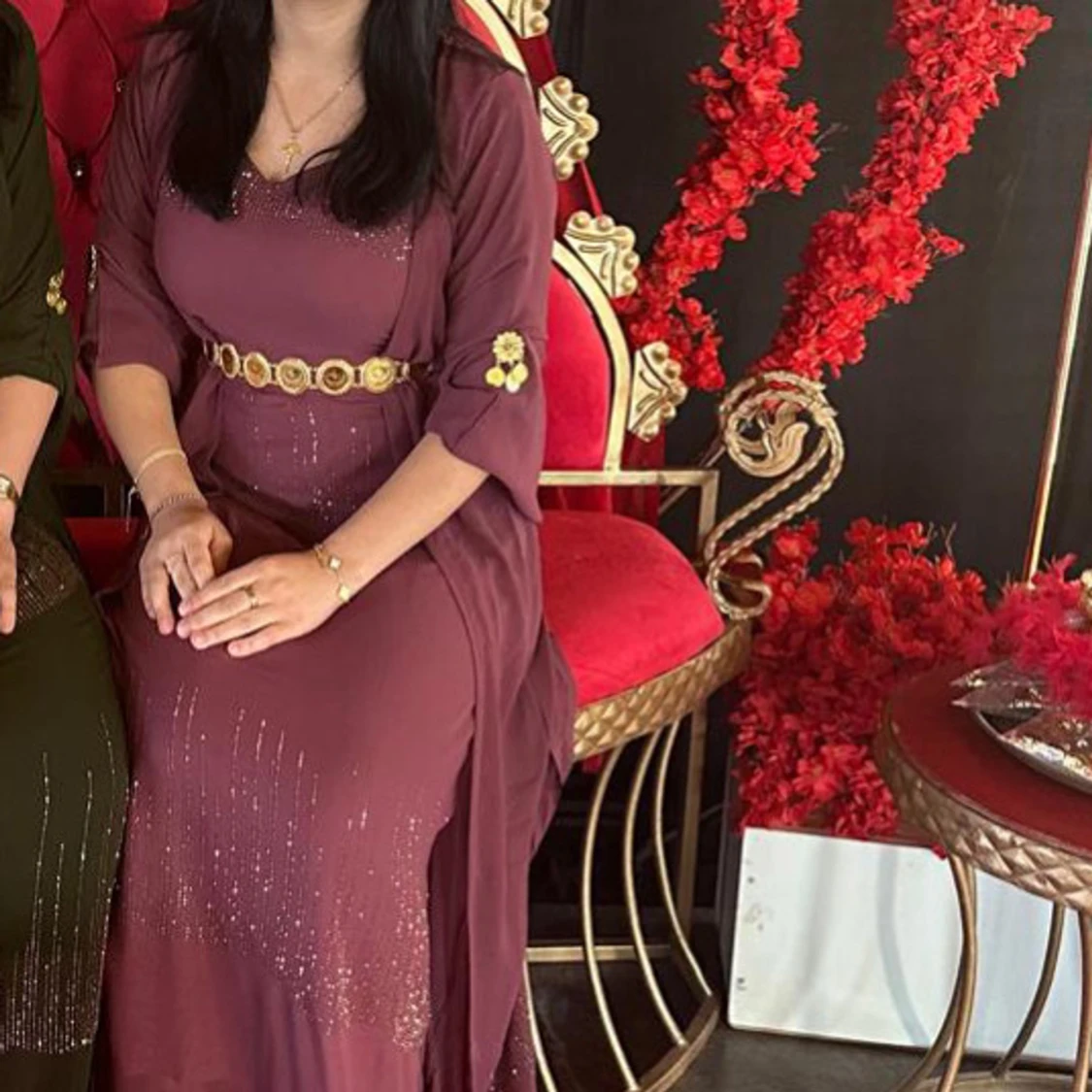 Vinröd klänning med gulddetaljer - 90