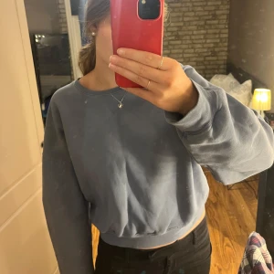 Blå sweatshirt från Bik Bok - Mysig blå sweatshirt från Bik Bok i storlek L. Perfekt för en avslappnad stil med sin loose passform och långa ärmar. 