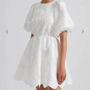 By malina klänning - Säljer min sååå fina studentklänning. Använd en gång på studenten och kemtvättad efter, så den är som ny. Köpt för 2800 kr. Perfekt till studenten!👩‍🎓💕