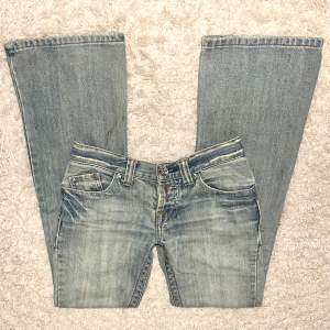 Lågmidjade utsvängda jeans från Cropp! Midjemåttet är 34 cm tvärsöver och innebenslängden är 86 cm. Storleken står ej men uppskattar xs-s. Frakt tillkommer på 80 kr och betalning sker direkt via swish (alltså inte köp nu) eftersom vi är. Se bild 5 för en fläck som finns på baksidan vid benslutet (tacksam placering för defekt då det inte märks lika mycket som på andra ställen💋