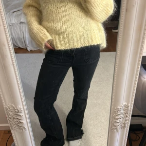 Coola jeans  - As snygga utsvängda jeans med knappar!!😍 Innerbenslängden är 79 cm och måttet rakt över midjan är 35 cm!!