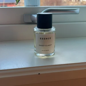 Sassy Classy Eau de Parfum från Essnce - Jättegod parfym som luktar som ysl libre, tycker att den är väldigt spot on lik faller bara inte mig i smaken
