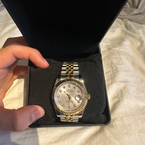 S Mod  - En stilig klocka som passar bra till vardags och fest. Klockan är grundad på det klassiska Nh35. Det är ett automatiskt ur så det innebär att klockan inte drivs på ett batteri och istället drivs på rörelse. Pris ej hugget i sten