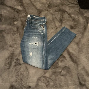 Replay Jeans - Tja. Säljer ett par replay jeans i super slim fit men sitter mer som slim. Dom är org strlk 30x32 men har sytt upp dom i butik så nu är dom 30x30. Skick 9/10 väldigt sparsamt använda.