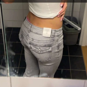 Ginatricot Y2k bootcut jeans - Kommer inte till användning, använda typ 2-3 gånger så skicket är som nytt skulle jag säga! Storlek 38. Nypris 500kr🩷