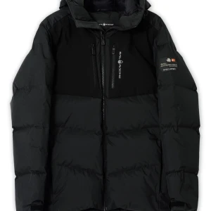 Svart dunjacka från sailracing  - Säljer en snygg och varm svart dunjacka från sailracing . Perfekt för kalla vinterdagar med sin quiltade design och praktiska dragkedja. Jackan har en stilren look med långärmade ärmar och en hög krage för extra skydd mot kylan. Passar både till vardags och utomhusaktiviteter.