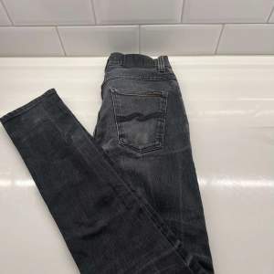 Säljer nu dessa mörka och sjukt snygga nudie jeansen || bra skick, cond: 9/10 || storlek: W 28 L34 || passar dig runt 190cm || perfekta jeans till vintern || hör av dig vid frågor eller funderingar :)