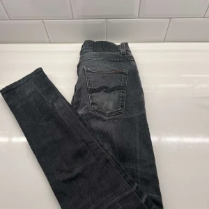 Nudie jeans - Säljer nu dessa mörka och sjukt snygga nudie jeansen || bra skick, cond: 9/10 || storlek: W 28 L34 || passar dig runt 190cm || perfekta jeans till vintern || hör av dig vid frågor eller funderingar :)