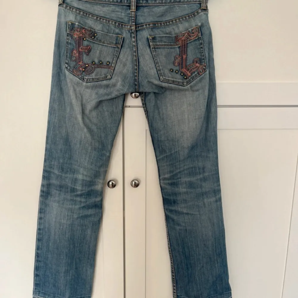 Säljer ett par jätte snygga blå jeans som är bootcut. De är lågmidjade och har en klassisk femficksdesign. Passar bra till allt! Midjemått:38,5. . Jeans & Byxor.