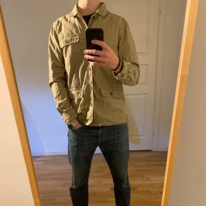 Overshirt Jacka East West - Säljer denna sjukt snygga East West Overshirt  jackan⭐️ Jackan har inga defekter och är som ny🙌✅ Storleken är M och den sitter riktigt bra🙌🍁 Tveka inte på att höra av dig vid minsta fråga eller fundering🤝⭐️