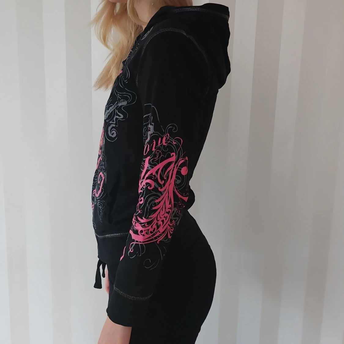 Svart hoodie med blommigt mönster - 91