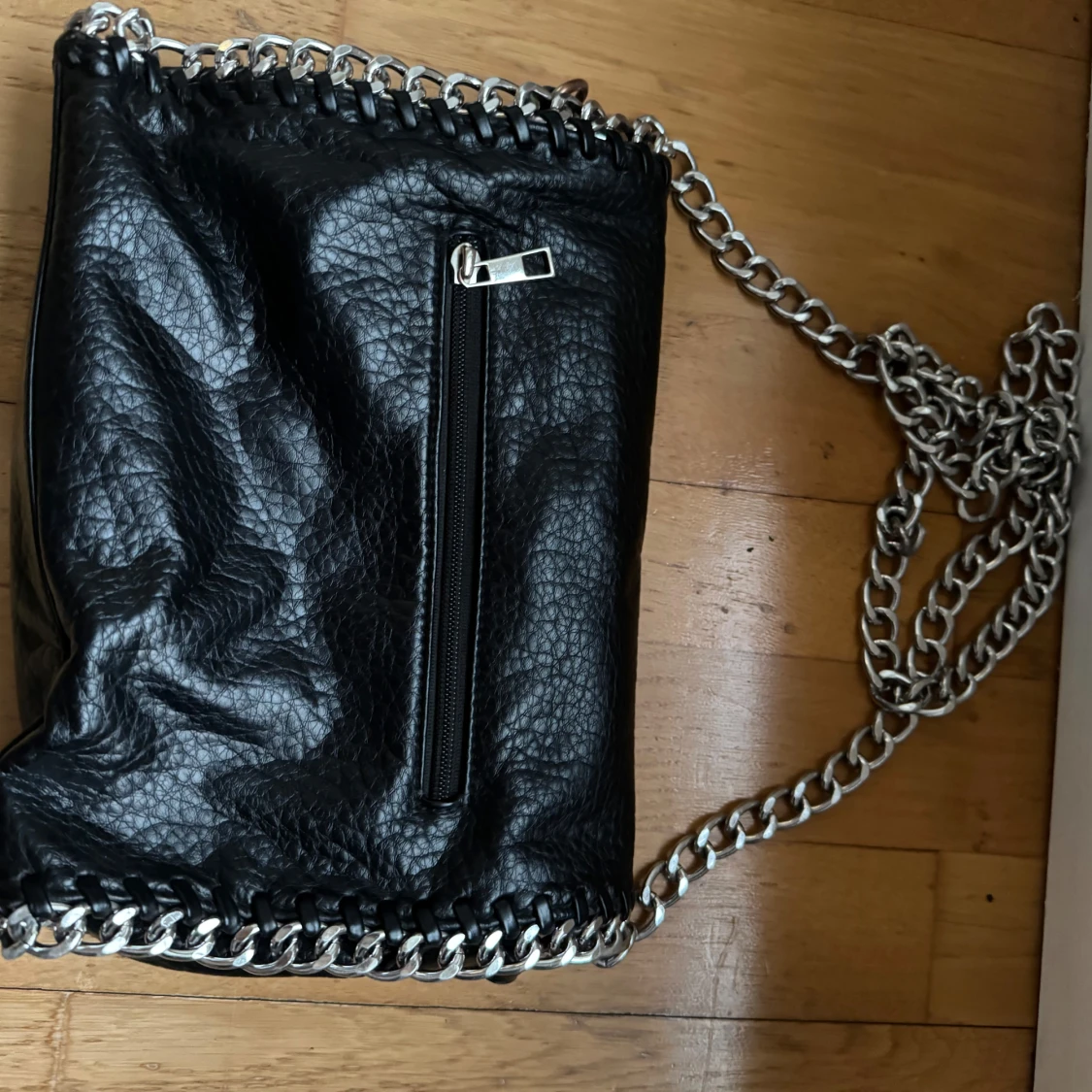 Svart axelväska med kedjedetaljer