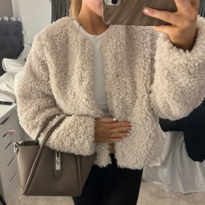 Beige teddyjacka - Supermysig beige teddyjacka i storlek S. Perfekt för höst och vinter med sin fluffiga och varma design.  Aldrig använd ny pris 699kr🩷prislappen kvar 