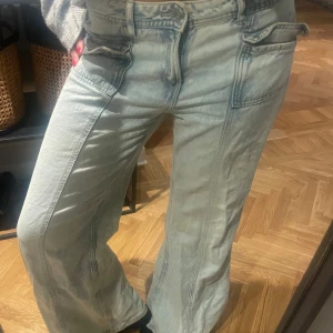 Ljusblå jeansbyxor - Säljer ett par ljusblå jeansbyxor med en cool vintage look. De har en högmidjad passform och en bootcut-stil som ger en avslappnad vibe. Perfekta för både vardag och fest! 🕺