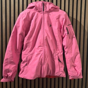 Peak Performance Skidjacka  - peak performance skidjacka  storlek 160, passar S och XS bra rosa med rött på insidan ficka för liftkort  en ficka på insidan snö lås finns superfint skick använd 2-3 gånger