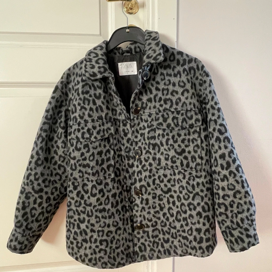 Grå leopardmönstrad jacka