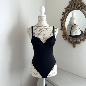 Vintage body med spetsdetaljer - Vintage body spets detaljer i storlek 36A 💞
