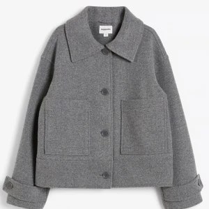 Grå kappa  - Säljer en stilren grå kappa. Knappt använd från kapphal. Storlek xs💗