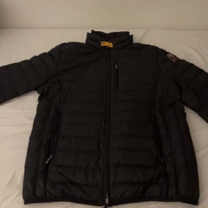 Svart dunjacka från Parajumpers - Säljer en snygg svart dunjacka från Parajumpers i mycket bra skick. Perfekt för kalla dagar. Passar både höst och vinter. Storleken passar även som M (Herr)