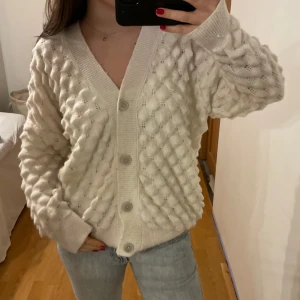 Vit stickad kofta - Så mysig stickad tröja med cool mönster på, skriv för bättre bilder! Står storlek S men är väldigt oversized 🤍