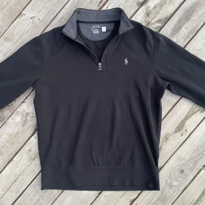 Ralph lauren zip - Zip från Ralph lauren | Storlek M men kan även passa S | Modellen är 180 och den är lite lite stor | Finns en pytte liten defekt (bild 4) men den märks inte alls | Skriv vid minsta fråga😁