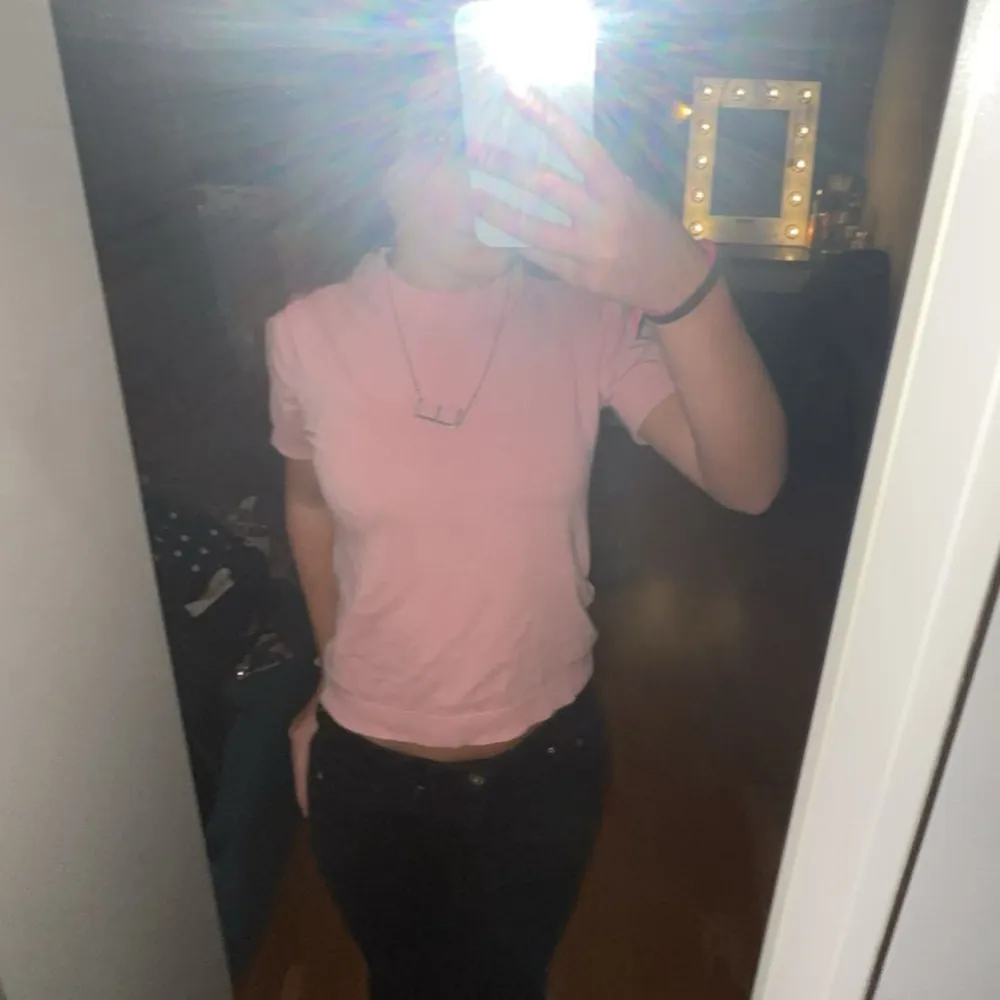 Säljer en söt rosa t-shirt från MNG i storlek XS. Den är i bra skick och perfekt för vardagsbruk. T-shirten har en klassisk passform med korta ärmar och rund hals. Superfin att matcha med jeans eller kjol för en avslappnad look! 💖. T-shirts.