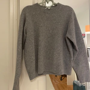 Ulltröja - Tröja i 100% ull från uniqlo✨Det står L i den men den är liten i storleken, skulle snarare säga att den passar nån med M eller till och med S om man vill ha den lite oversized. Den är lite nopprig men annars i bra skick!