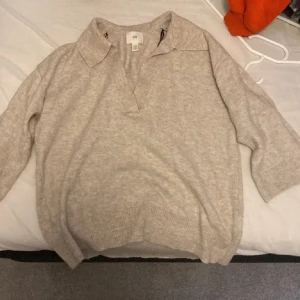 Beige tröja från H&M - Mysig beige tröja från H&M i storlek xs. Perfekt för höst och vår med sin mjuka och bekväma passform. Tröjan har en klassisk krage och trekvartsärmar, vilket ger en avslappnad men stilren look. Passar både till vardags och lite finare tillfällen.