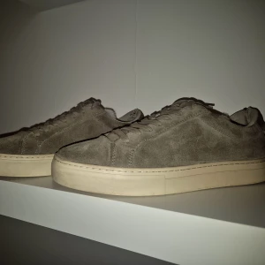 Vagabond - Säljer nu mina vagabond skor då dom inte används längre. Fint skick med små defekter.|Skick 7/10|Mocka|storlek 43| nypris 1400!| Hör av dig vid minsta lilla fråga eller funderingar! Priset är diskuterbart! 