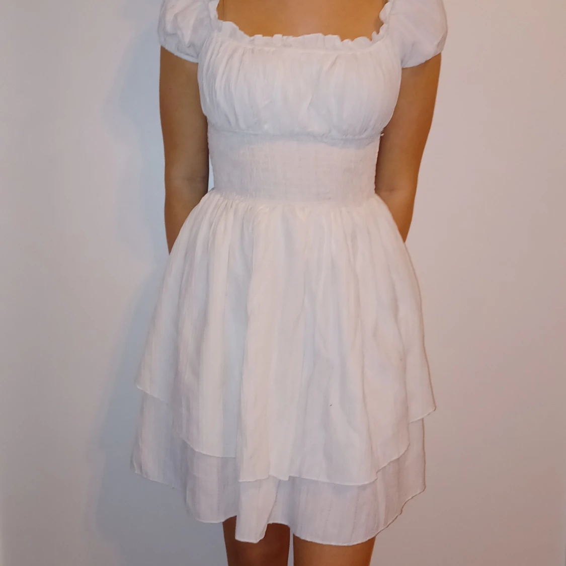 Vit kortklänning med volangdetaljer