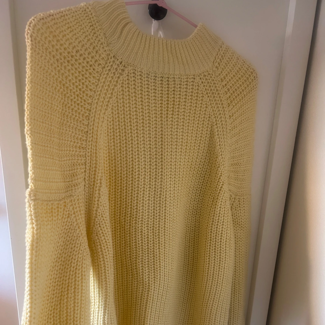 Beige stickad tröja från Gina Tricot - 90